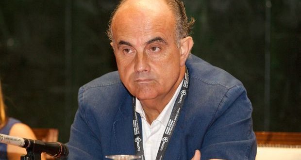 Antonio Zapatero, delegado de tenis del Club, al frente 